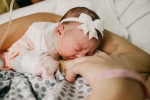 Curso Prenatal Online y Plan de Parto | Acunar Perinatal 16 Madre amamantando a su bebé recién nacido