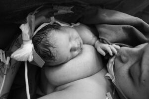 Curso Prenatal Online y Plan de Parto | Acunar Perinatal 18 Mamá y su bebé recién nacido en contacto piel con piel