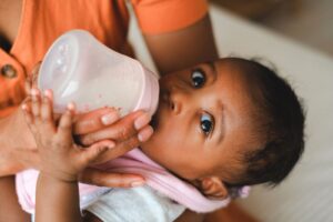 Curso Prenatal Online y Plan de Parto | Acunar Perinatal 17 Mamá alimentando a su bebé con un biberón de leche