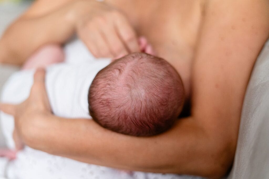Mamá amamantando a su bebé recién nacido