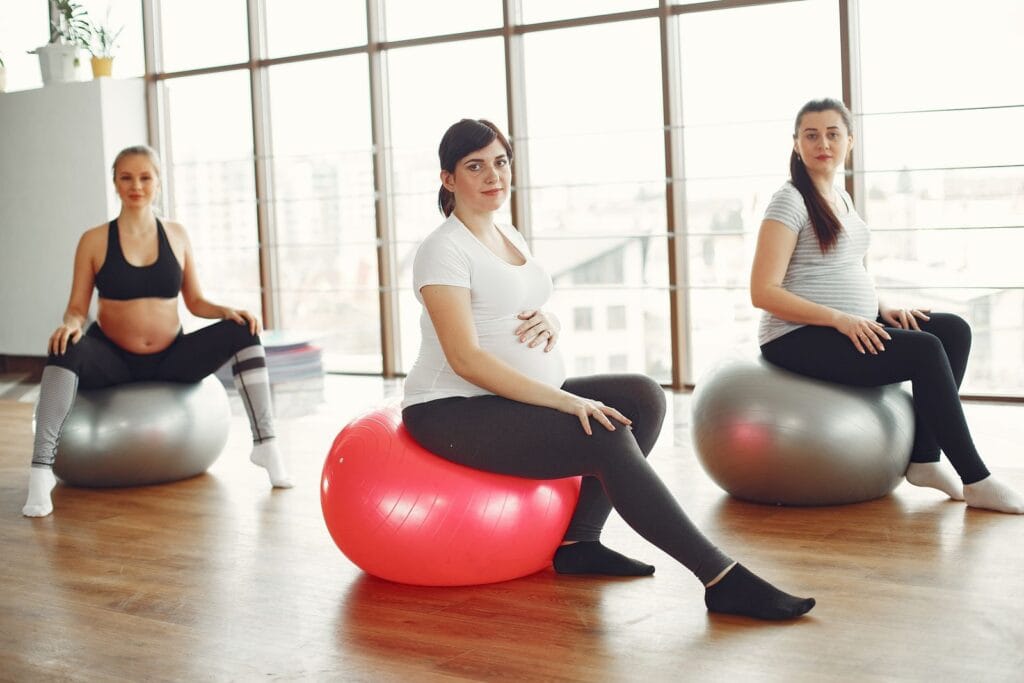 Psicoprofilaxis obstétrica: qué es y por qué se recomienda 1 Gestantes en una clase de preparación prenatal con pelotas de pilates
